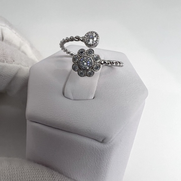 Clearance $15 Firm! Cz Flower Twisted Sterling Silver Ring - Picture 5 of 16